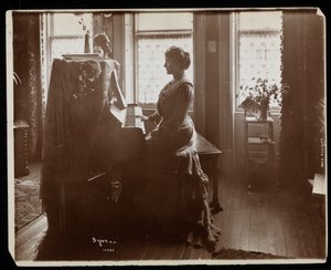 Portret van Mevrouw Elliott of haar vrouwelijke familielid die piano speelt, 1902 (zilveren gelatin afdruk)